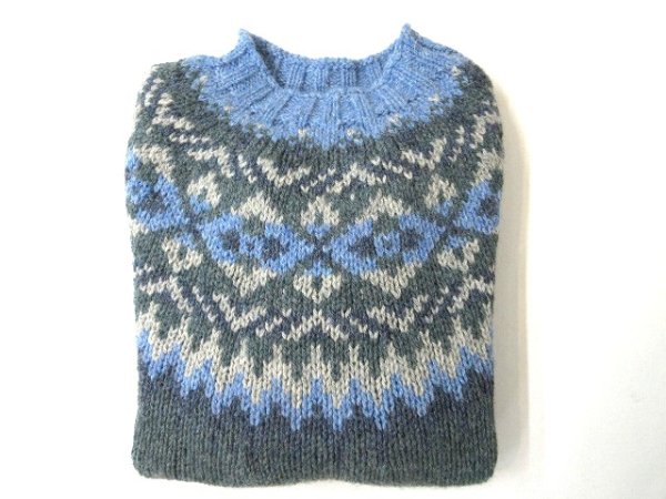 画像1: HARLEY OF SCOTLAND　FAIRISLE YORK CREW SWEATER　      CEDER(グリーン/サックス) (1)